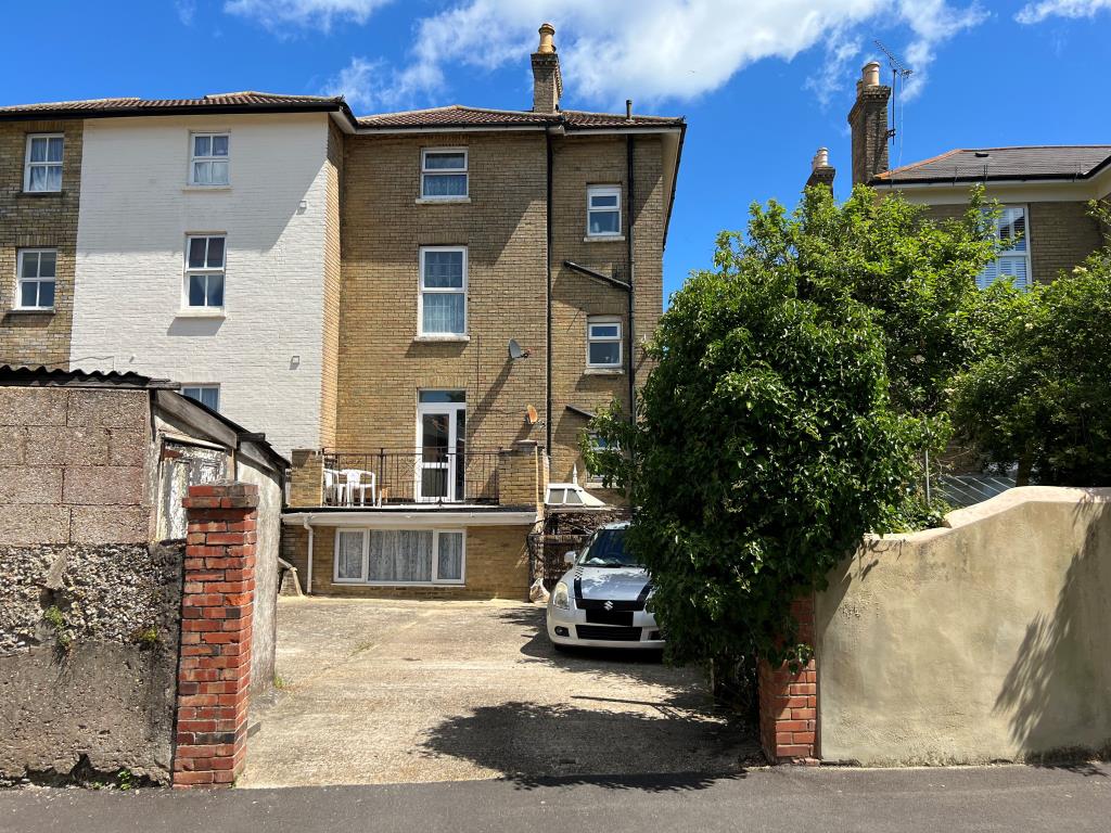 Lot: 97 - FREEHOLD BLOCK OF SIX FLATS FOR INVESTMENT WITH PARKING TO THE REAR - Rear view of the building and parking